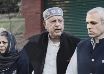 जम्मू-कश्मीर में नए परिसीमन का विरोध करने पर तीन पूर्व मुख्यमंत्रियों फारूक, महबूबा और उमर को किया गया नजरबंद