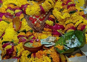 शिव-पार्वती विवाह के उत्सव पर वाराणसी में बाबा के रजत विग्रह की हल्दी