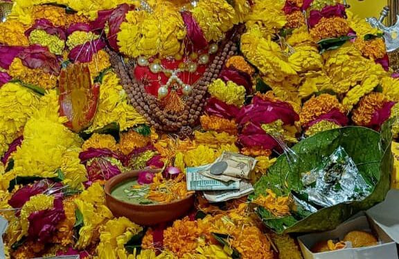 शिव-पार्वती विवाह के उत्सव पर वाराणसी में बाबा के रजत विग्रह की हल्दी