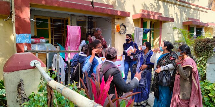 काशी हिन्दू विश्वविद्यालय में मतदाताओं को जागरूक करने के लिए डोर टू डोर अभियान चलाया गया