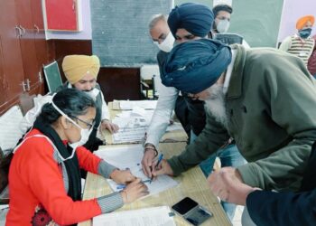 विधानसभा चुनाव : यूपी में शाम 5 बजे तक 57.44 और पंजाब में 63.44 फीसद वोट