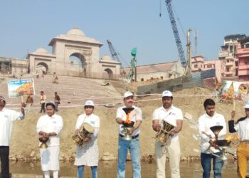 काशी विश्वनाथ धाम के गंगा द्वार से गंगा की प्रथम आरती कर गंगा निर्मलीकरण की कामना