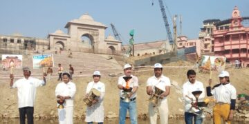 काशी विश्वनाथ धाम के गंगा द्वार से गंगा की प्रथम आरती कर गंगा निर्मलीकरण की कामना