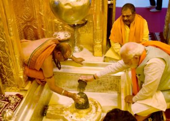 काशी में पीएम नरेंद्र मोदी ने स्‍वर्ण गर्भगृह में बाबा विश्वनाथ का किया पूजन