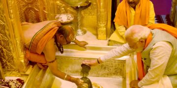 काशी में पीएम नरेंद्र मोदी ने स्‍वर्ण गर्भगृह में बाबा विश्वनाथ का किया पूजन