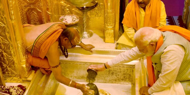 काशी में पीएम नरेंद्र मोदी ने स्‍वर्ण गर्भगृह में बाबा विश्वनाथ का किया पूजन