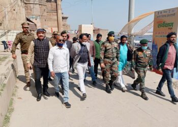 वाराणसी में गंगा घाटों पर आने वाली समस्याओं से हुए अवगत राष्ट्रीय स्वच्छ गंगा मिशन के महानिदेशक