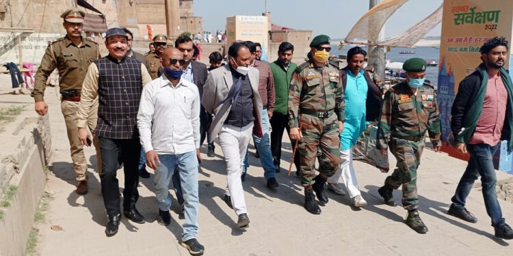 वाराणसी में गंगा घाटों पर आने वाली समस्याओं से हुए अवगत राष्ट्रीय स्वच्छ गंगा मिशन के महानिदेशक