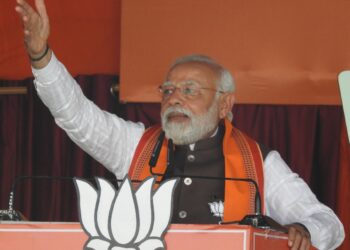 बलिया में बोले प्रधानमंत्री नरेंद्र मोदी, विकास में रोड़े अटकाते हैं घोर परिवारवादी