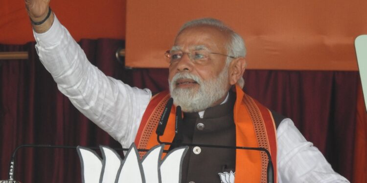 बलिया में बोले प्रधानमंत्री नरेंद्र मोदी, विकास में रोड़े अटकाते हैं घोर परिवारवादी