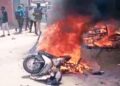 कर्नाटक में बजरंग दल कार्यकर्ता की अंतिम यात्रा में भारी हिंसा, दुकानों पर पथराव