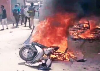 कर्नाटक में बजरंग दल कार्यकर्ता की अंतिम यात्रा में भारी हिंसा, दुकानों पर पथराव