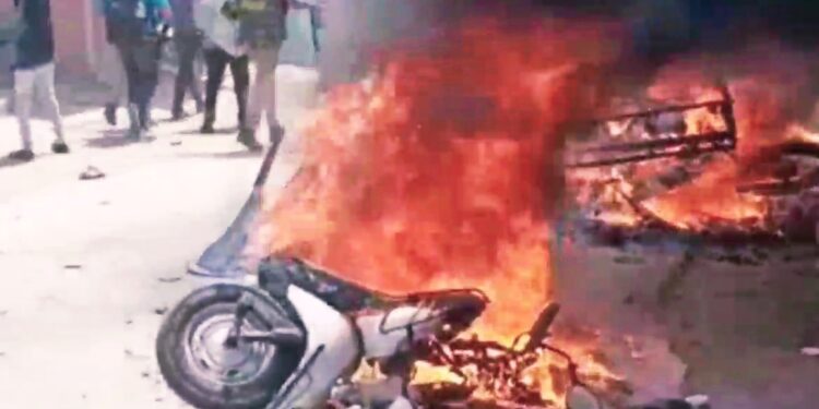 कर्नाटक में बजरंग दल कार्यकर्ता की अंतिम यात्रा में भारी हिंसा, दुकानों पर पथराव