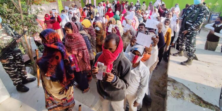 यूपी में चौथे चरण का मतदान खत्म, लखीमपुर खीरी में लोगों ने जमकर डाले वोट