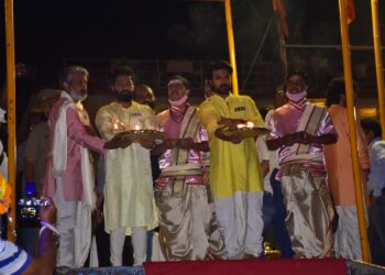 Rise Roar Revolt फिल्म के प्रमोशन के लिए डायरेक्टर एसएस राजमौली और पूरी टीम वाराणसी में