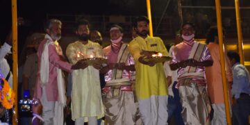 Rise Roar Revolt फिल्म के प्रमोशन के लिए डायरेक्टर एसएस राजमौली और पूरी टीम वाराणसी में
