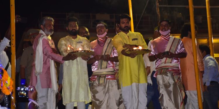 Rise Roar Revolt फिल्म के प्रमोशन के लिए डायरेक्टर एसएस राजमौली और पूरी टीम वाराणसी में