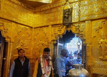 काशी विश्‍वनाथ मंदिर में गर्भगृह को सोने से मढ़ दिया गया