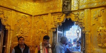 काशी विश्‍वनाथ मंदिर में गर्भगृह को सोने से मढ़ दिया गया