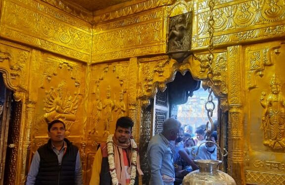 काशी विश्‍वनाथ मंदिर में गर्भगृह को सोने से मढ़ दिया गया