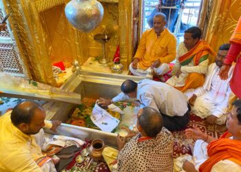 योगी आदित्‍यनाथ सरकार के शपथ ग्रहण समारोह के साथ ही वाराणसी विश्‍वनाथ मंदिर में पूजन-अर्चन