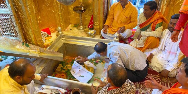 योगी आदित्‍यनाथ सरकार के शपथ ग्रहण समारोह के साथ ही वाराणसी विश्‍वनाथ मंदिर में पूजन-अर्चन
