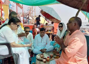 स्‍वर कोकिला लता मंगेशकर की अस्थियां गंगा में विसर्जित, वाराणसी आईं उषा मंंगेशकर