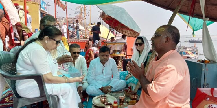 स्‍वर कोकिला लता मंगेशकर की अस्थियां गंगा में विसर्जित, वाराणसी आईं उषा मंंगेशकर