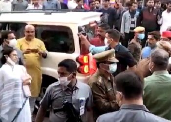 वाराणसी पहुंचते ही दिखा ममता बनर्जी का अलग अंदाज, काला झंडा देख गाड़ी रोकी और दिया जवाब
