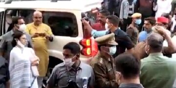वाराणसी पहुंचते ही दिखा ममता बनर्जी का अलग अंदाज, काला झंडा देख गाड़ी रोकी और दिया जवाब