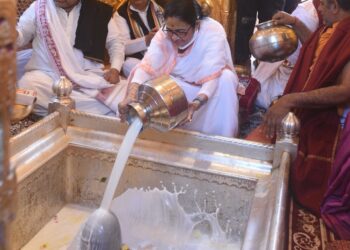 वाराणसी में चुनावी जनसभा में ममता बनर्जी ने उछाली गेंद, बोलीं-खेला होबे