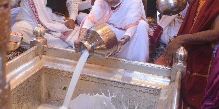 वाराणसी में चुनावी जनसभा में ममता बनर्जी ने उछाली गेंद, बोलीं-खेला होबे