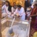 वाराणसी में चुनावी जनसभा में ममता बनर्जी ने उछाली गेंद, बोलीं-खेला होबे