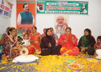 काशी की मुस्लिम महिलाओं ने गुलाल उड़ाकर दिया सौहार्द्र का संदेश