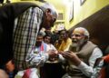 पप्पू की अड़ी पर चाय की चुस्की, जमाया बनारसी पान