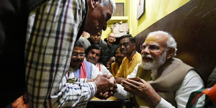 पप्पू की अड़ी पर चाय की चुस्की, जमाया बनारसी पान