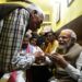 पप्पू की अड़ी पर चाय की चुस्की, जमाया बनारसी पान