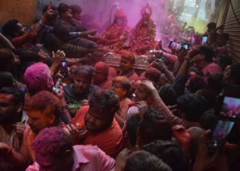 रंगभरी एकादशी : काशी में शिव पार्वती के साथ भक्‍तों ने खेली होली, बाबा की निकली रजत पालकी