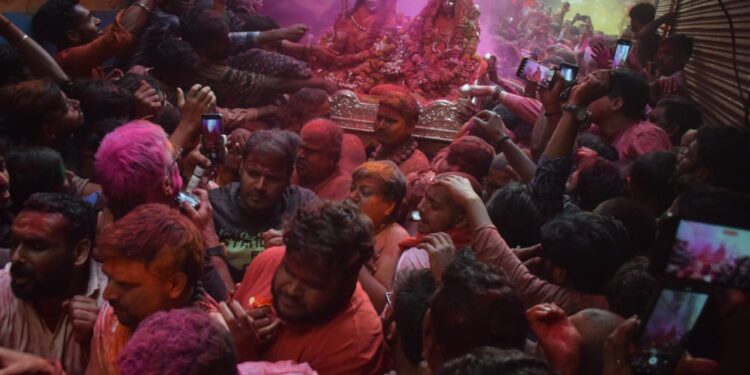 रंगभरी एकादशी : काशी में शिव पार्वती के साथ भक्‍तों ने खेली होली, बाबा की निकली रजत पालकी