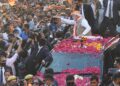 वाराणसी पीएम नरेंद्र मोदी ने किया रोड शो, दिखे कई अलग अंदाज