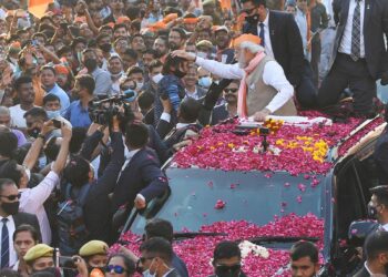 वाराणसी पीएम नरेंद्र मोदी ने किया रोड शो, दिखे कई अलग अंदाज