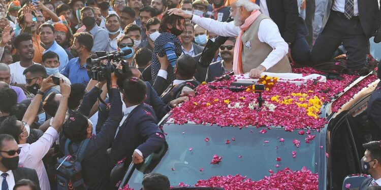 वाराणसी पीएम नरेंद्र मोदी ने किया रोड शो, दिखे कई अलग अंदाज