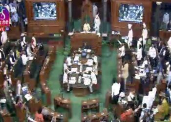 ईधन की कीमत में वृद्धि और महंगाई पर लोकसभा में विपक्षी सदस्यों का हंगामा, प्रश्नकाल रहा बाधित