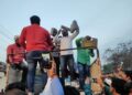 वाराणसी में मतगणना स्‍थल पहड़‍िया मंडी से वाहन में ईवीएम ले जाते समय सपाजनों ने किया विरोध