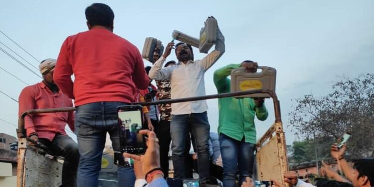 वाराणसी में मतगणना स्‍थल पहड़‍िया मंडी से वाहन में ईवीएम ले जाते समय सपाजनों ने किया विरोध