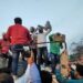 वाराणसी में मतगणना स्‍थल पहड़‍िया मंडी से वाहन में ईवीएम ले जाते समय सपाजनों ने किया विरोध