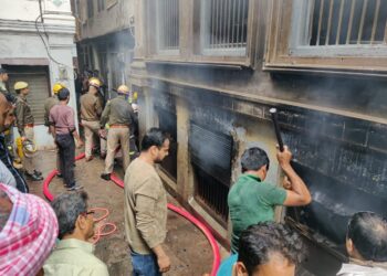 वाराणसी के सोनारपुरा में साड़ी कारखाने में लगी भीषण आग, सात लोग झुलसे