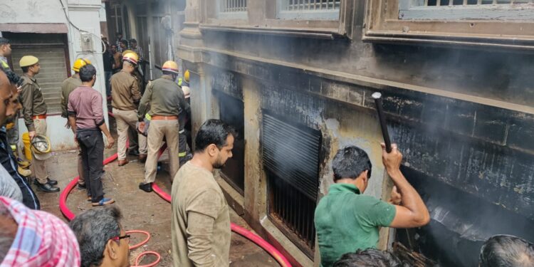 वाराणसी के सोनारपुरा में साड़ी कारखाने में लगी भीषण आग, सात लोग झुलसे