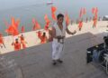 सुखविंदर सिंह और कलाकारों ने वाराणसी के चेतसिंह घाट पर जूते पहनकर गाया हनुमान चालीसा