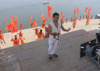 सुखविंदर सिंह और कलाकारों ने वाराणसी के चेतसिंह घाट पर जूते पहनकर गाया हनुमान चालीसा